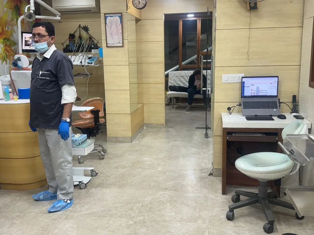 Dr. Gupta standing in the treatment room at the Sector 17A clinic